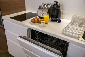 un horno con un plato de comida y un vaso de zumo de naranja en Borghese apartment Grand Caravel Varna, en Varna