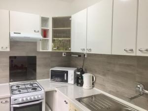 Una cocina o kitchenette en Flair Apartmanház