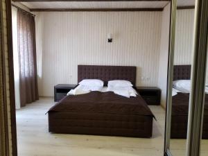 riflessione di una camera da letto con un letto in uno specchio di Guest House Mountain a Bukovel