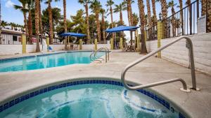 Bazén v ubytování Best Western Pahrump Oasis nebo v jeho okolí