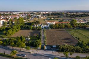 Skats uz naktsmītni QSF Agro Turismo Quinta da Sagrada Família no putna lidojuma