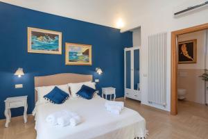 - une chambre bleue avec un lit aux murs bleus dans l'établissement La casa del pittore, à Olbia