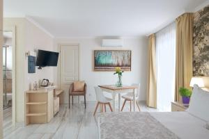 um quarto de hotel com uma cama, uma mesa e cadeiras em Rome Airport Inn em Fiumicino