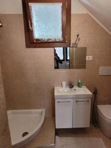 y baño con lavabo, aseo y espejo. en Suite Doge Marcello, en Venecia