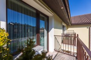 balcone con vista sulla città di Sakura_INN Palanga a Palanga