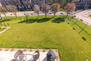 una vista aerea su un parco con panchine e alberi di Sakura_INN Palanga a Palanga