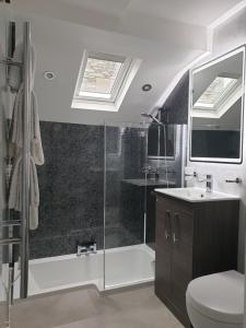 e bagno con doccia, servizi igienici e lavandino. di Compston House B & B ad Ambleside