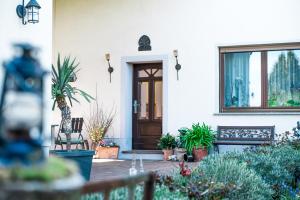 una puerta delantera de una casa con macetas en Hussi's Home, en Großenhain