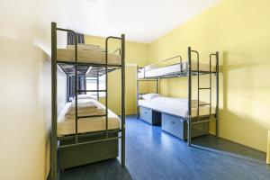 een kamer met 3 stapelbedden in een kamer bij Hans Brinker Hostel Amsterdam in Amsterdam