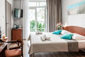 une chambre d'hôtel avec un lit et une fenêtre dans l'établissement Hotel Cis, à Świnoujście