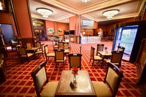 un ristorante con tavoli e sedie in una stanza di METROPOL HOTEL Yerevan a Yerevan