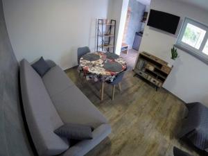 eine Aussicht über ein Wohnzimmer mit einem Tisch und einem Sofa in der Unterkunft Przystanek Tykocin - apartamenty gościnne in Tykocin