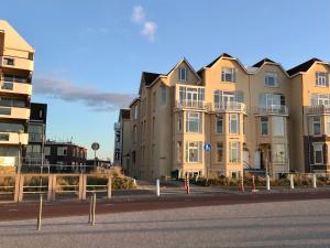 un grande edificio sul lato di una strada di Sea view Scheveningen a Scheveningen