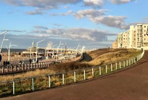 una strada con recinzione accanto a un edificio di Sea view Scheveningen a Scheveningen