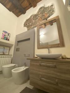 Un baño de Kindness art apartment in historic center