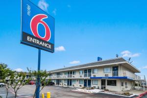 Sertifikat, penghargaan, tanda, atau dokumen yang dipajang di Motel 6-Irving, TX - Dallas