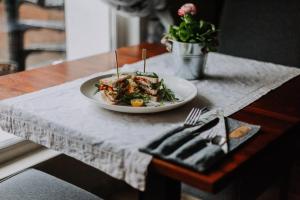 um prato de comida numa mesa com um prato de comida em Willa Sepia SPA em Wisła