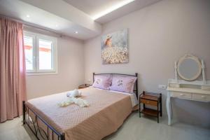 zakynthos town modern roof apartment में एक कमरे में एक या कई बेड