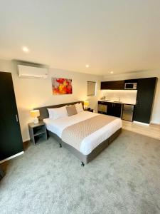 Tempat tidur dalam kamar di Carnmore Hagley Park