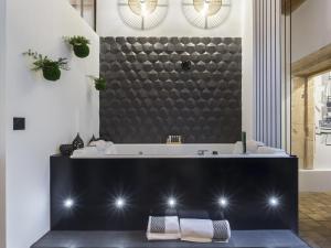 HOST INN - CŒUR VIEUX LYON & SPA tesisinde bir banyo