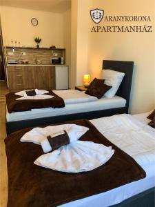 Una cama o camas en una habitación de Aranykorona Apartmanház