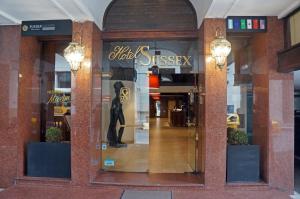 un front de magasin avec une femme dans la fenêtre dans l'établissement Hotel Sussex, à Córdoba