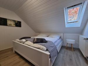 una camera da letto con letto in mansarda di Wohlfühlurlaub auf dem Reit- und Ferienhof Goldberg a Leezdorf