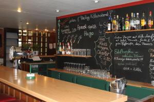 un bar con parete di gesso e bevande di Stadt-Gut-Hotel Zum Rathaus a Oberhausen