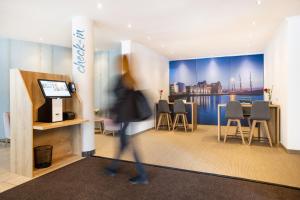 een persoon die door een lobby van een gebouw loopt bij maakt Hotel in Stralsund