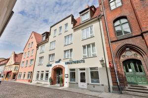 een gebouw aan de straatkant bij maakt Hotel in Stralsund