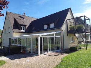 une extension vers une maison avec portes coulissantes en verre dans l'établissement Villa/Appartement au coeur des vignes ***, à Barr