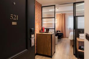 Una cocina o kitchenette en Golden Tulip Paris CDG Airport – Villepinte