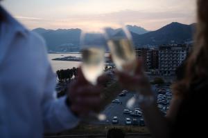 um grupo de pessoas segurando copos de vinho em Grand Hotel Salerno em Salerno