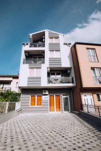 een appartementencomplex met oranje deuren en een binnenplaats bij Villa Darki in Ohrid