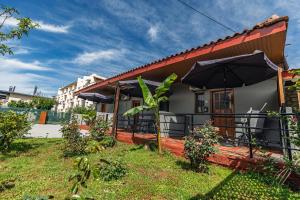 Taman di luar Rose Garden Apartments