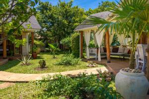 Un jardín fuera de private pool cottage diani beach