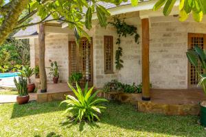 Un jardín fuera de private pool cottage diani beach