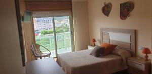 เตียงในห้องที่ Piso Portonovo Sanxenxo