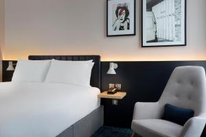 Ліжко або ліжка в номері Leonardo Hotel Bristol City