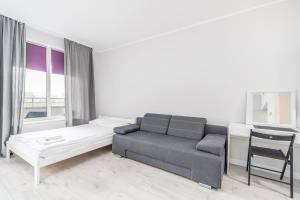 sala de estar con sofá y mesa en Apartamenty Proeko Polonia, en Kołobrzeg