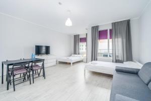 sala de estar con sofá y mesa en Apartamenty Proeko Polonia, en Kołobrzeg