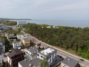 uma vista aérea de uma cidade com uma estrada em Apartamenty Gdansk EU- Apartamenty Jelitkowska 11, 200m od morza em Gdańsk