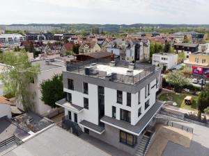 uma vista aérea de um edifício branco numa cidade em Apartamenty Gdansk EU- Apartamenty Jelitkowska 11, 200m od morza em Gdańsk