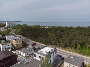 uma vista aérea de uma cidade com casas e uma estrada em Apartamenty Gdansk EU- Apartamenty Jelitkowska 11, 200m od morza em Gdańsk