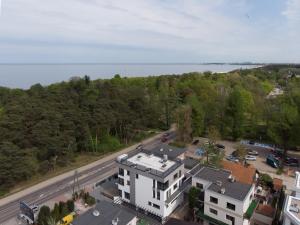 uma vista aérea de um edifício e de uma estrada em Apartamenty Gdansk EU- Apartamenty Jelitkowska 11, 200m od morza em Gdańsk