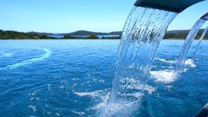 een waterslang uit een boot in het water bij U Paesolu in Sainte-Lucie de Porto-Vecchio