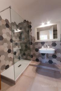 bagno con lavandino e doccia di NEW HOME - appartamento in centro storico a Cagliari