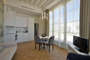 Plaza Mina Suites - Adults Recommended by Luxury Suites Cadiz tesisinde mutfak veya mini mutfak