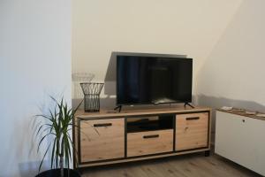 コッヘムにあるFerienwohnung Traumzeitの木製エンターテイメントセンターの上に座って薄型テレビを設置