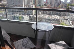 En balkong eller terrasse på Your Vacation Home Downtown Vancouver